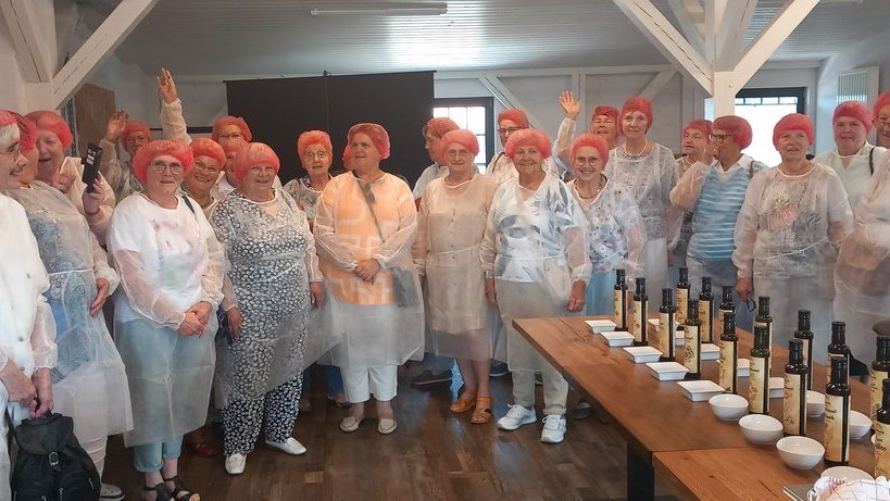 Gruppe lauscht einer Führung durch die Ölmühle auf Usedom
