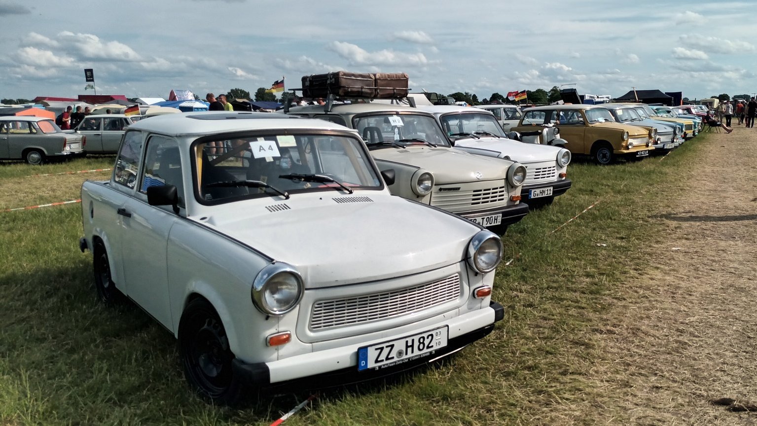 Mehrere liebevoll restaurierte Trabant‑Oldtimer stehen in Reih und Glied auf dem Flugplatz von Anklam