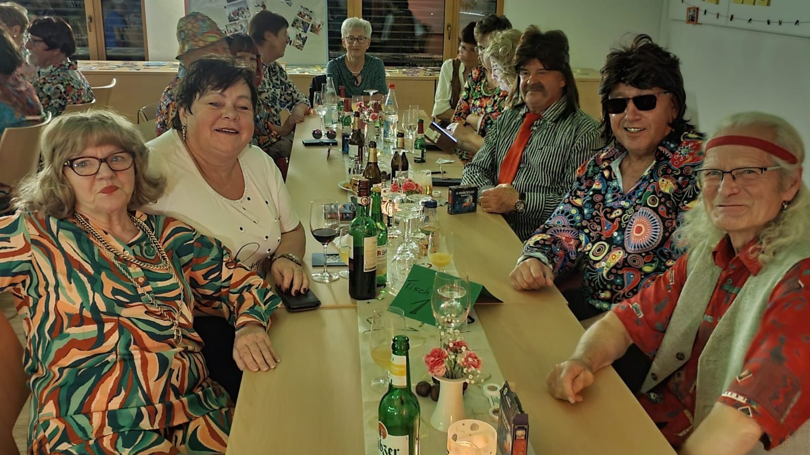 Gruppe verkleideter Menschen posiert für ein Erinnerungsfoto