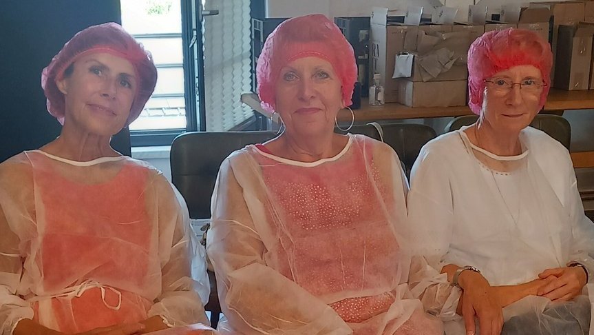 Drei Seniorinnen lächeln in die Kamera