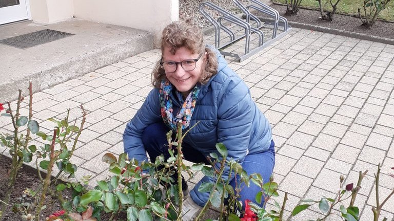 Frau bei der Gartenarbeit