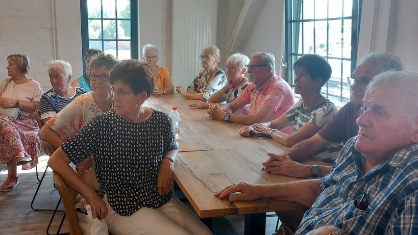 Gruppe lauscht einer Führung durch die Ölmühle auf Usedom