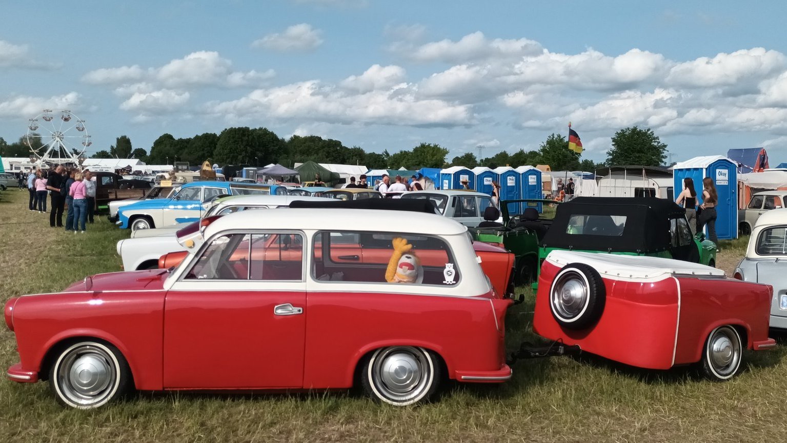 Heckfenster eines Trabant, dekoriert mit DDR‑Souvenirs (Puppe, Plüschtiere, DDR‑Aufkleber) beim Trabi‑Treffen