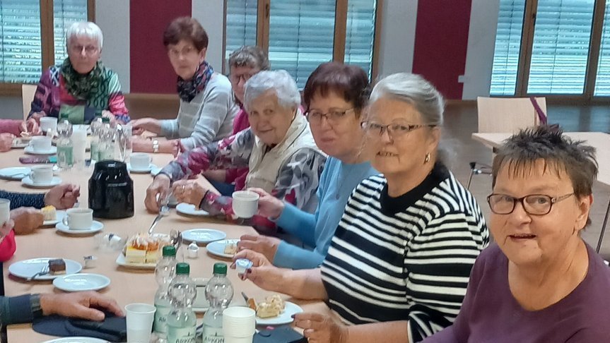 Teilnehmer wärmen sich nach der Pflanzaktion bei Kaffee und Kuchen auf