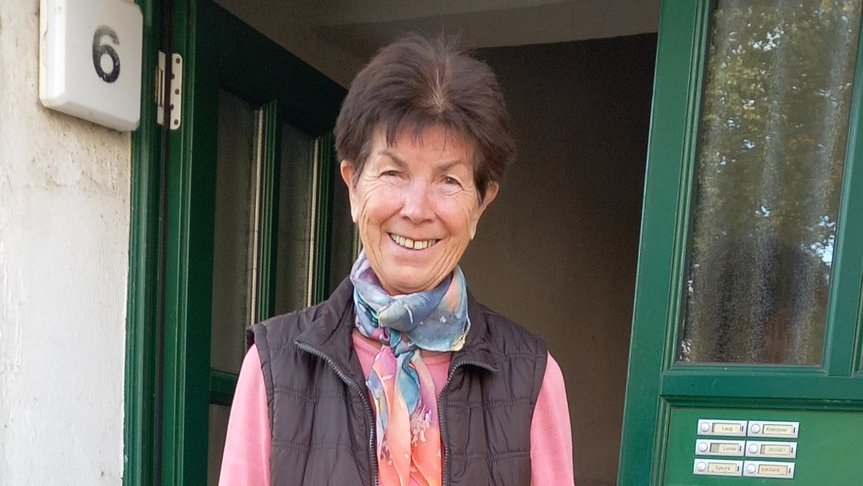 Ältere Dame lächelt in die Kamera
