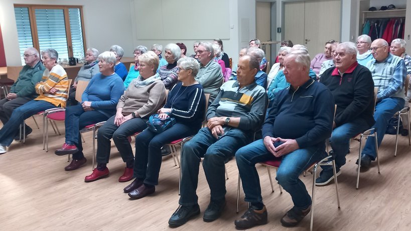 Ältere Menschen informieren sich über Verkehrssituationen