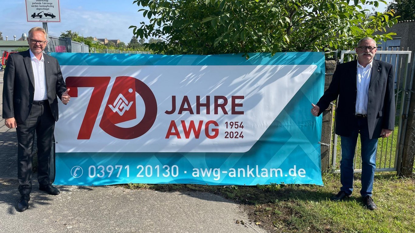 AWG Vorstand steht vor dem 70 Jahre AWG Banner