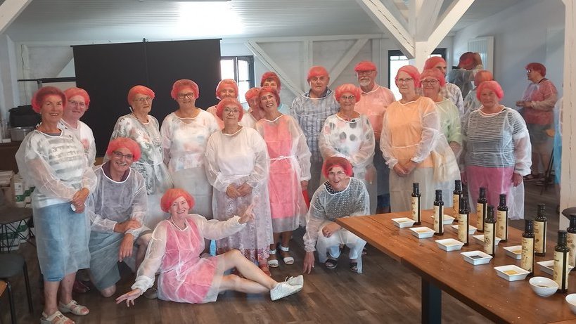 Gruppe lauscht einer Führung durch die Ölmühle auf Usedom