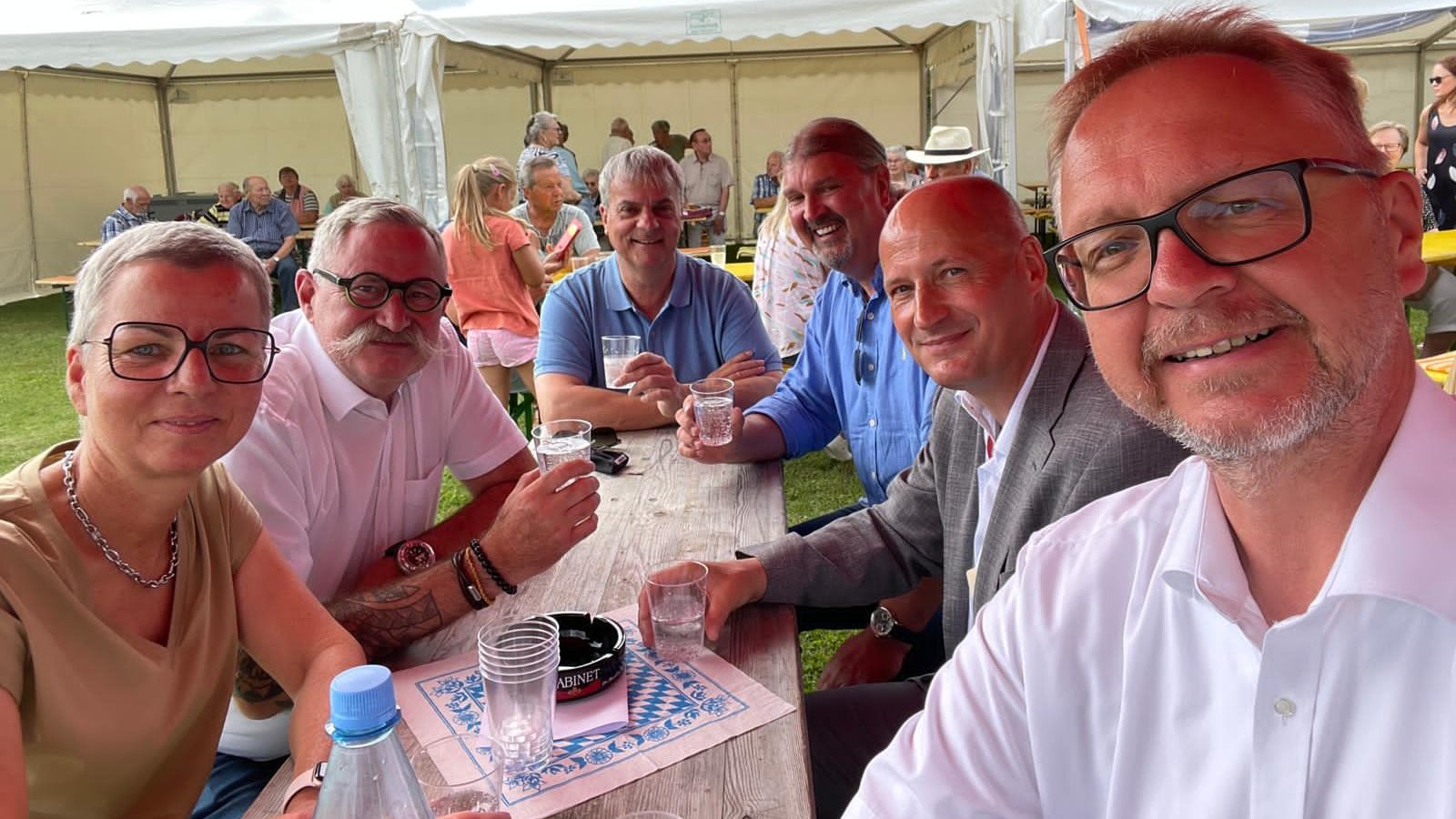 Fröhliches Selfie von mehreren Menschen