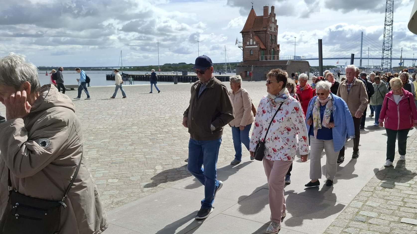 AWG‑Mitglieder auf dem Hafendeck