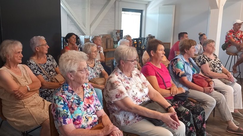 Gruppe lauscht einer Führung durch die Ölmühle auf Usedom