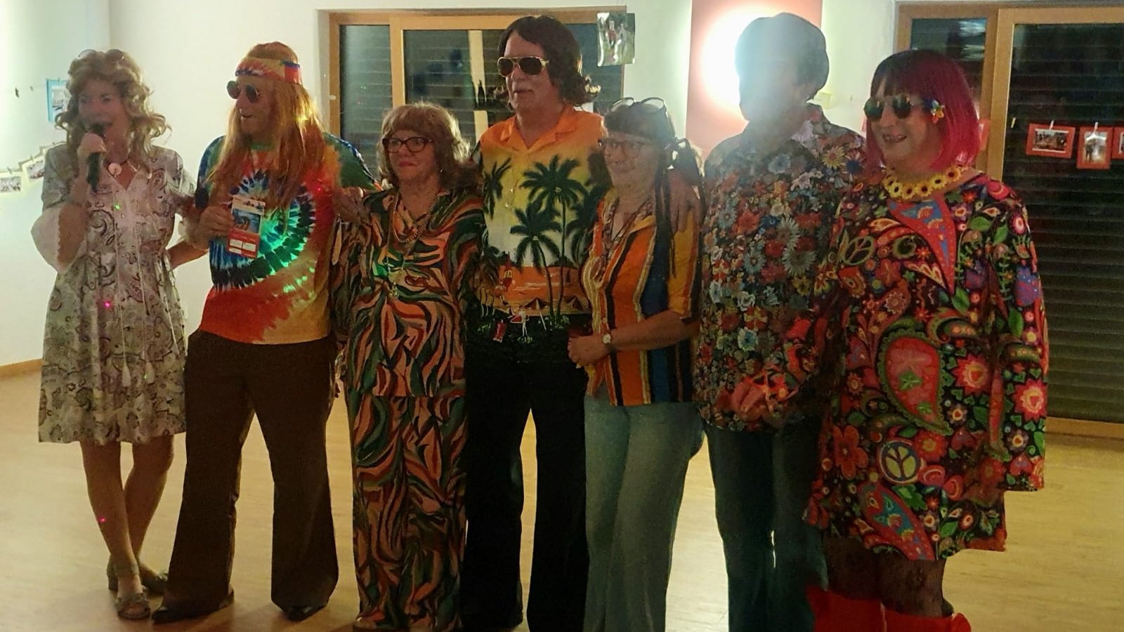Senioren in bunten Retro-Outfits