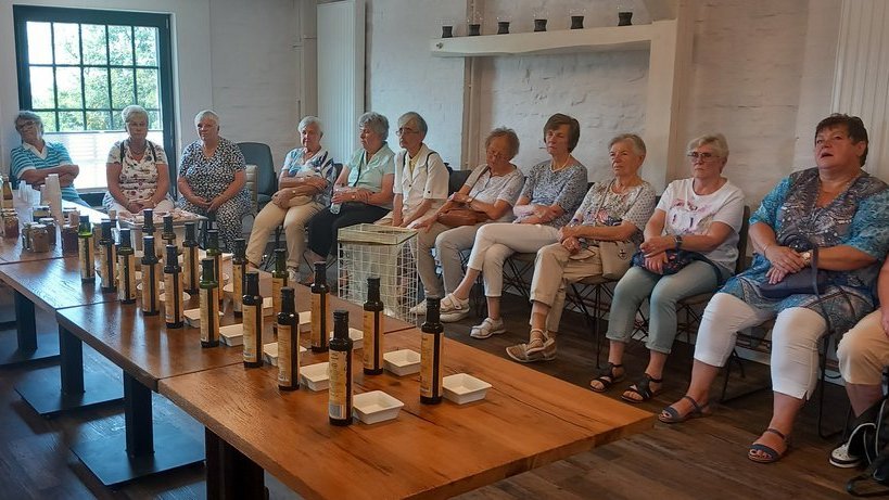 Besucher probieren regionale Öle und Spezialitäten bei der Verkostung