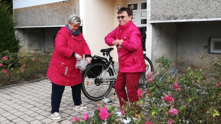 Freiwillige in wetterfester Kleidung